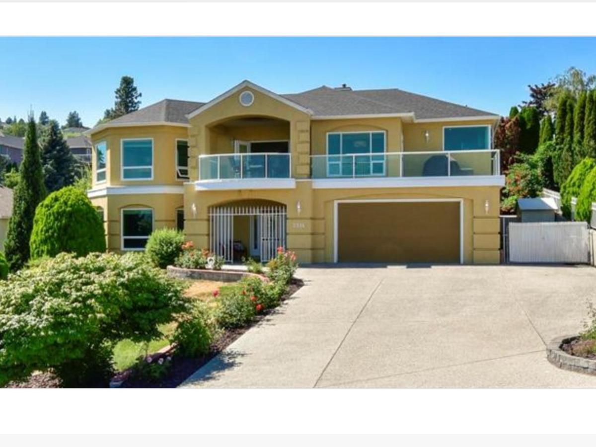 Lake View Yellow House By Winary Resort West Kelowna Exterior foto
