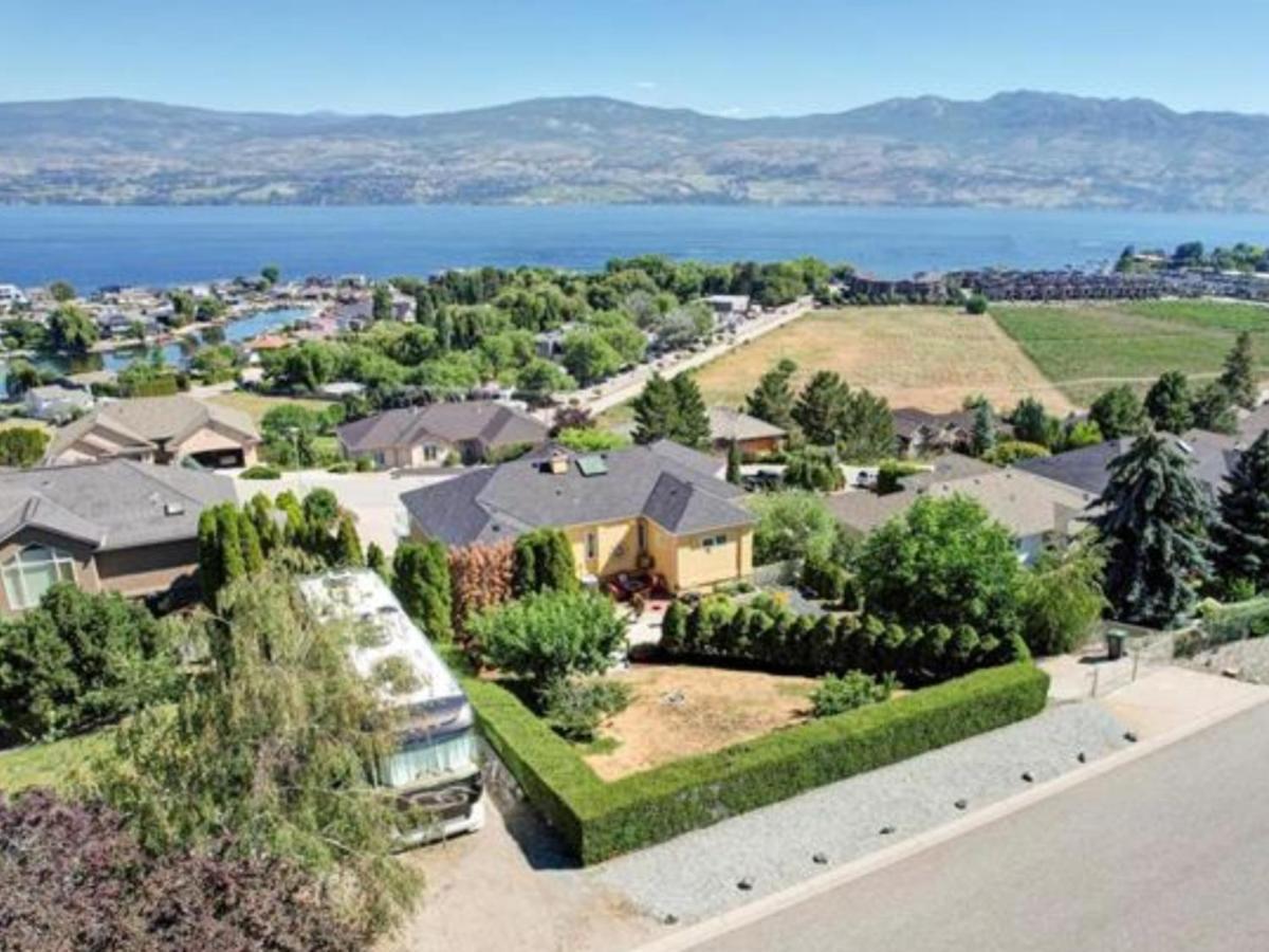 Lake View Yellow House By Winary Resort West Kelowna Exterior foto