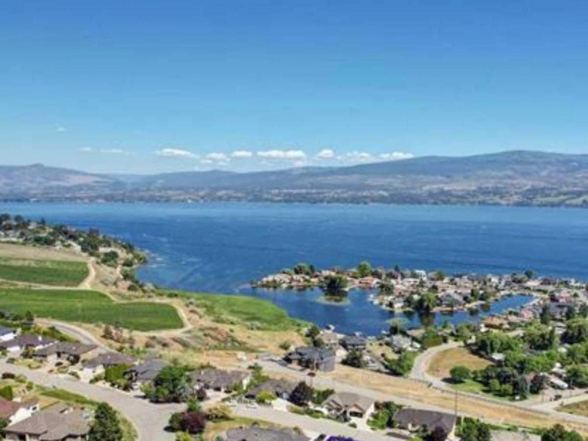 Lake View Yellow House By Winary Resort West Kelowna Exterior foto
